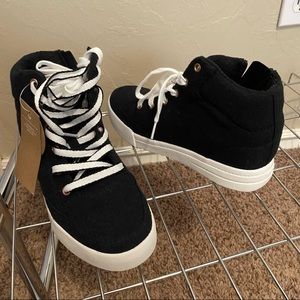 Black wedge sneakers